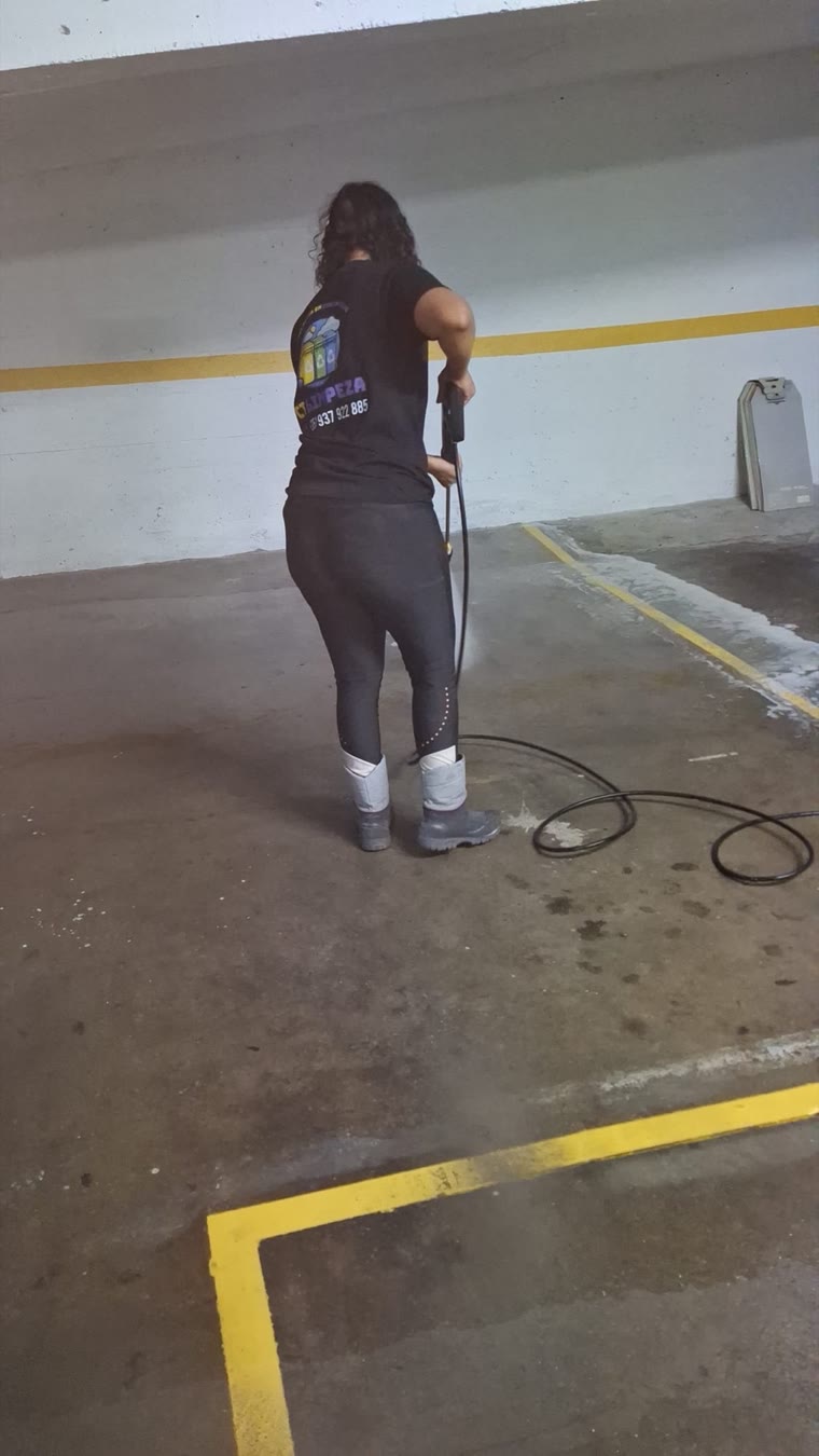 Equipa da CT Limpeza em serviço de garagem