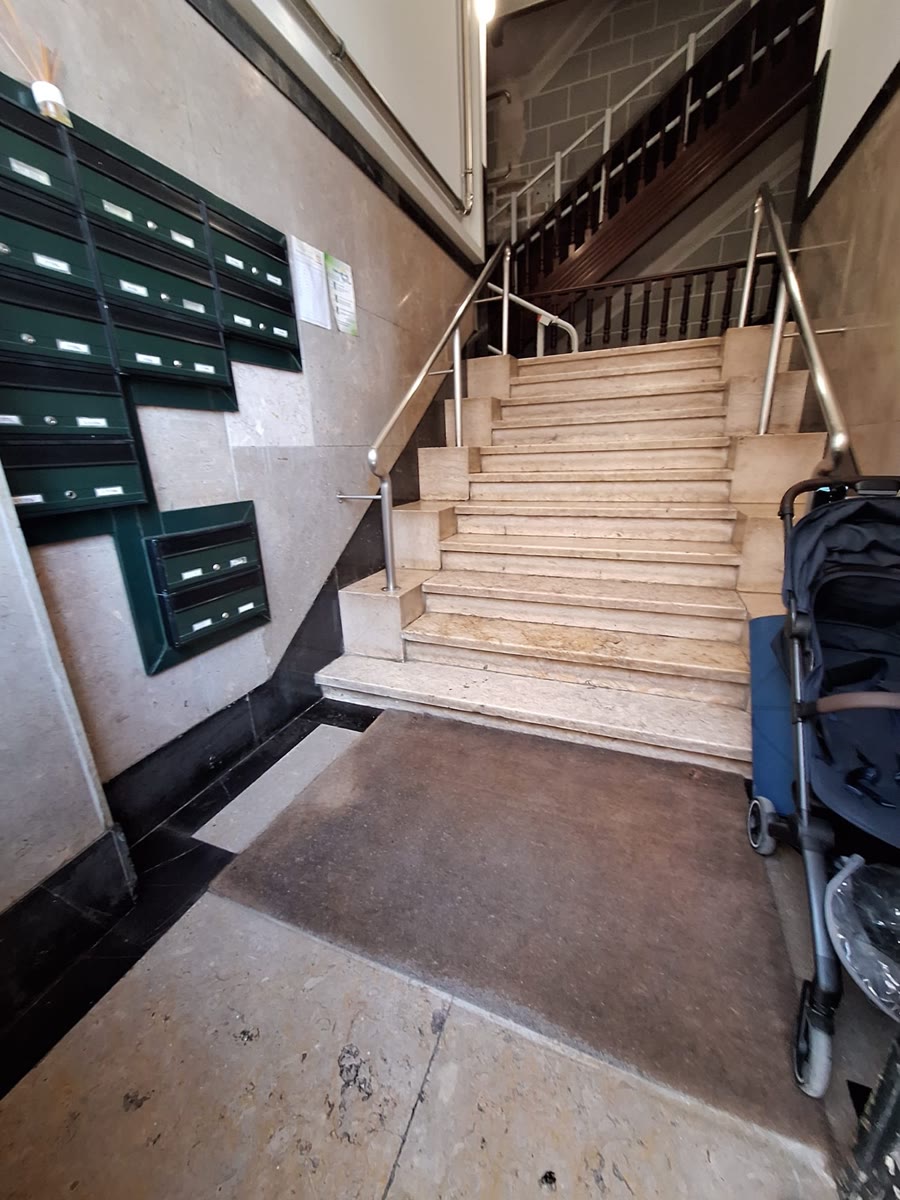 Escadas e entrada de prédio cuidadas pela CT Limpeza