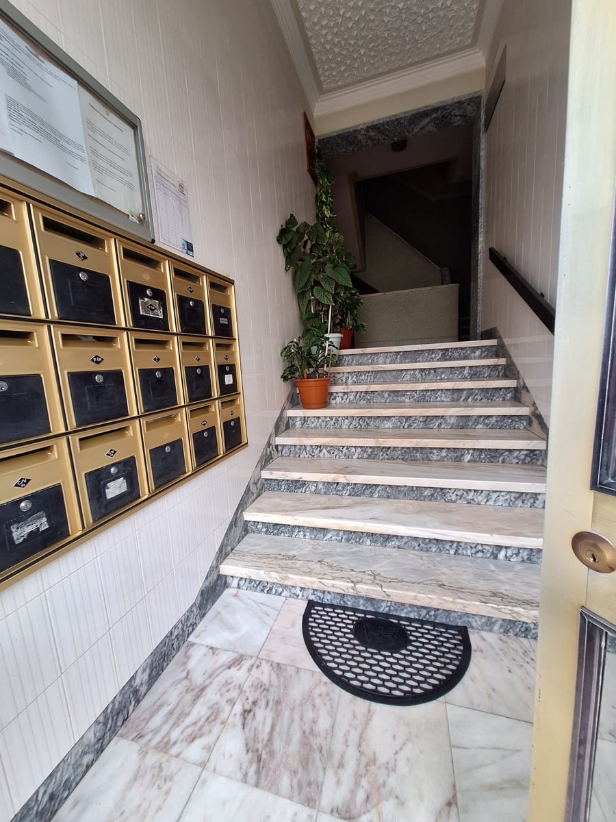 Hall e escadas de condomínio limpos pela CT Limpeza
