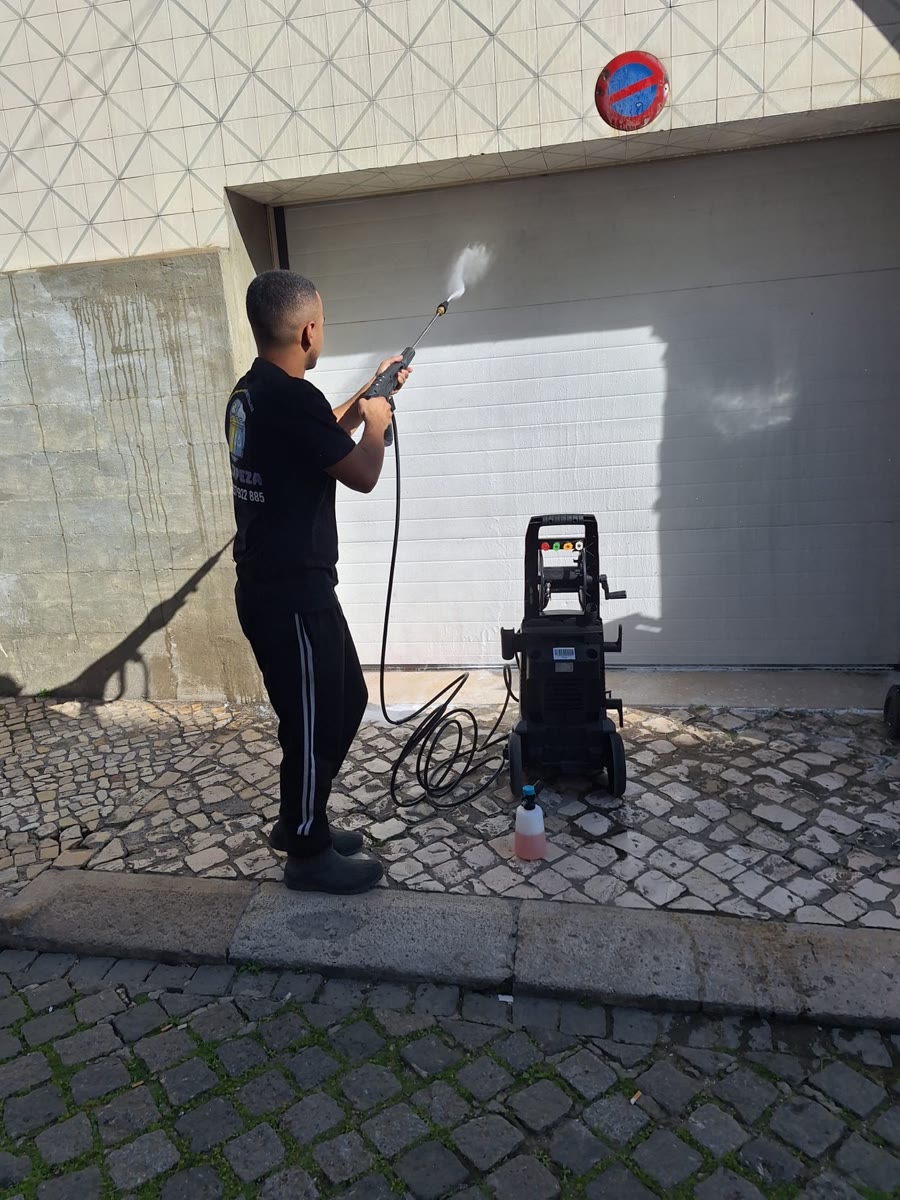 Lavagem exterior com máquina de pressão
